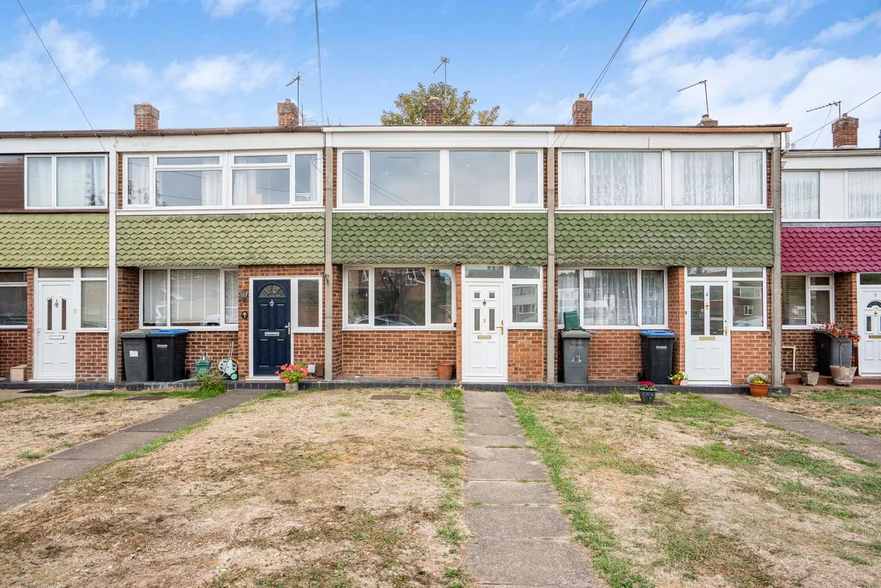 3 bed house for sale, Harcourt Close, Egham, TW20