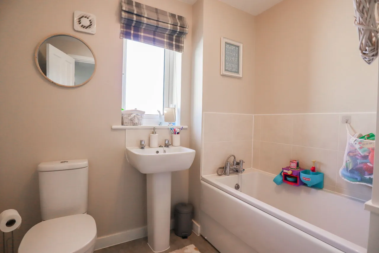 Rutherford Close, Calne, photo 14