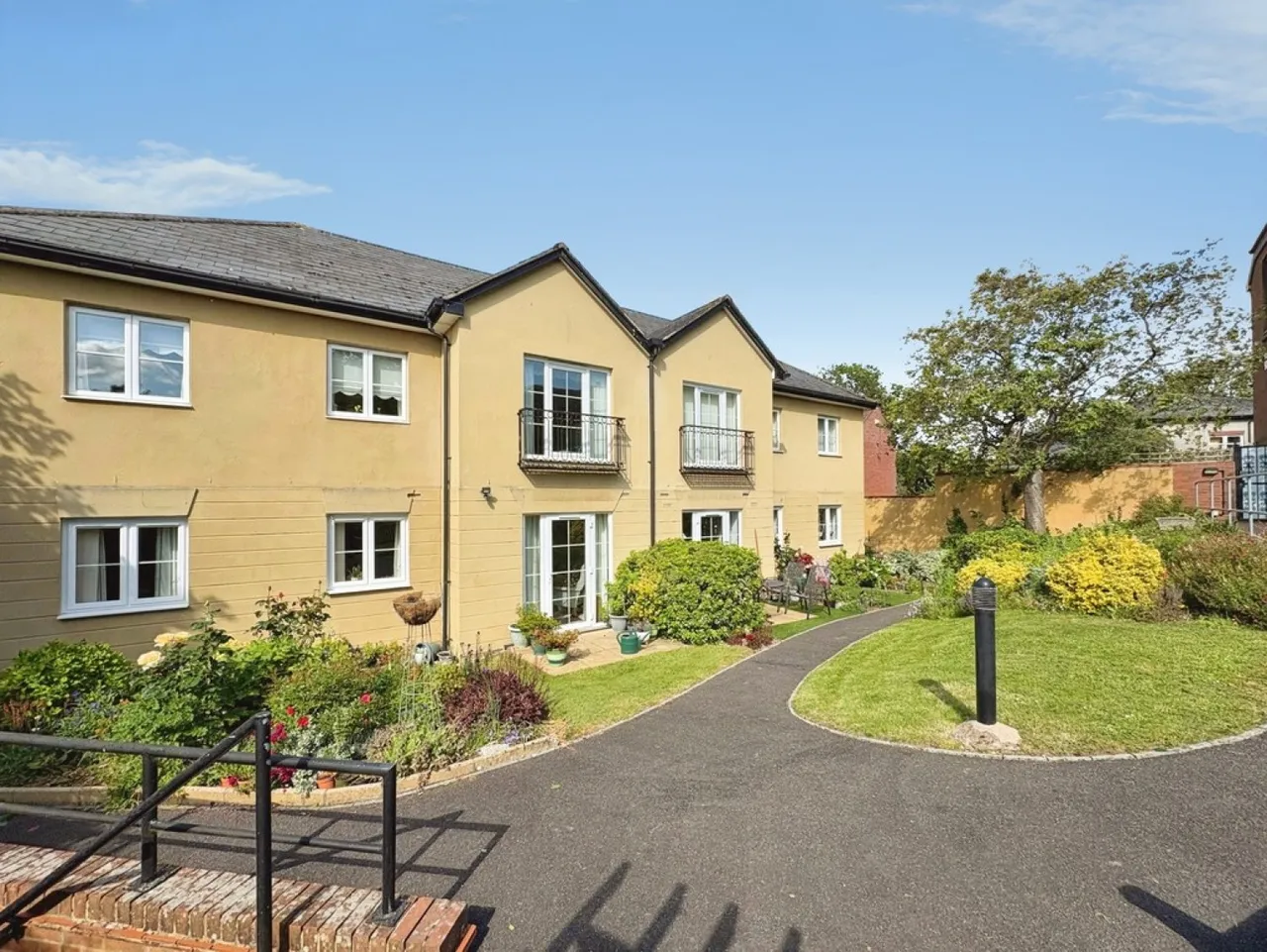 2 bed flat for sale — Pegasus Court, South Street, Yeovil