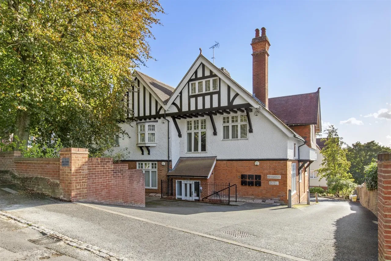 2 bed flat for sale, Rectory Avenue, High Wycombe, HP13