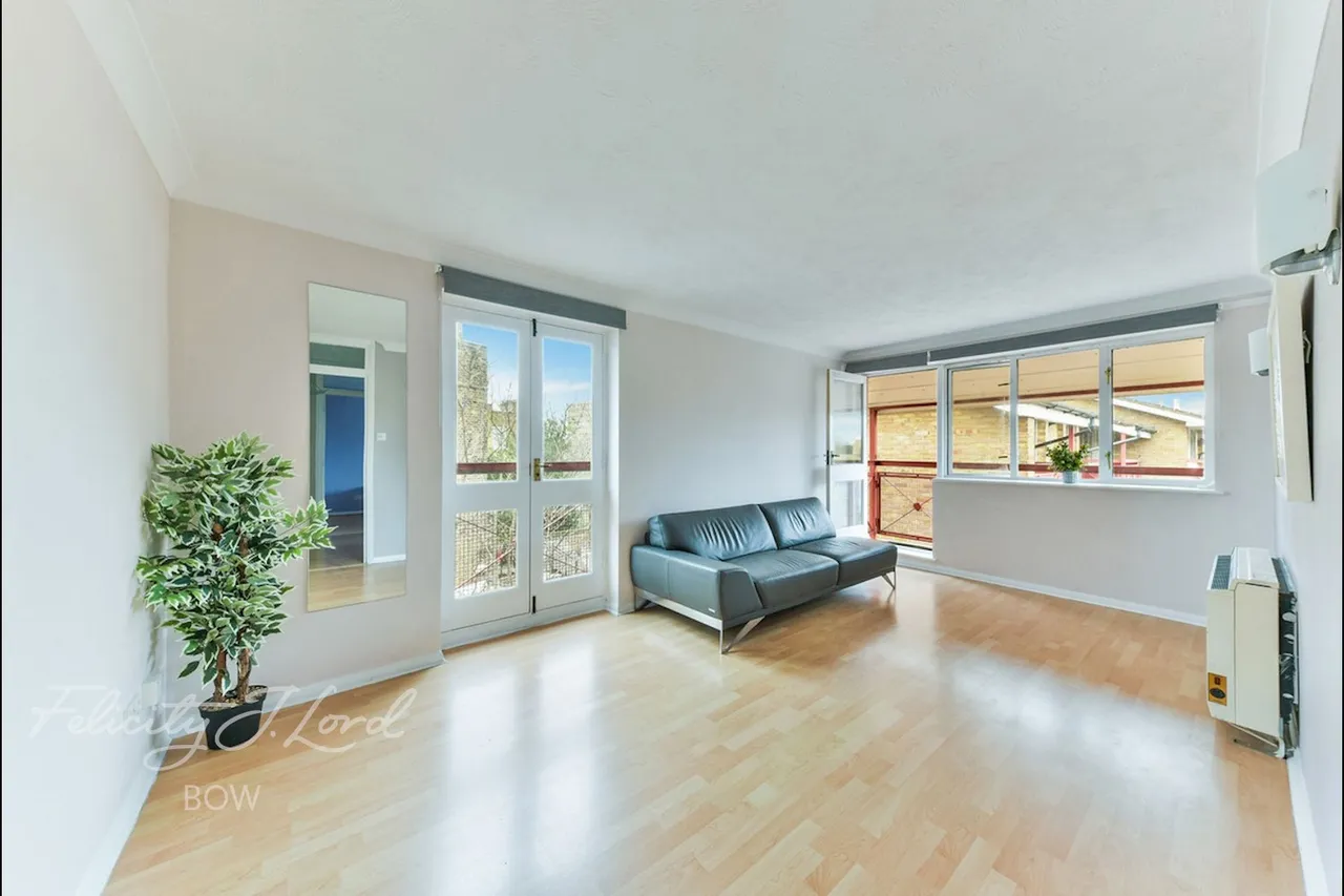 2 bed flat for sale, Bow Road, London, E3