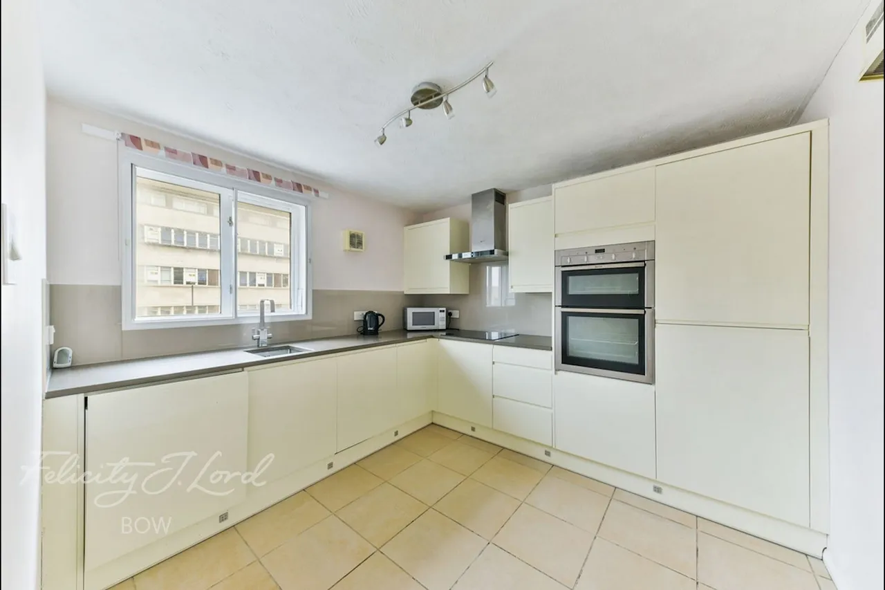 Bow Road, London, E3, photo 2