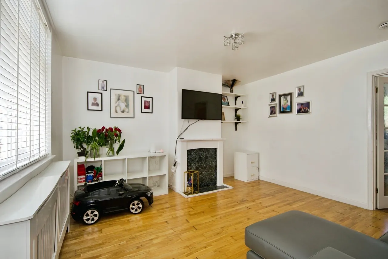 Middlesborough Road, London, N18, photo 7