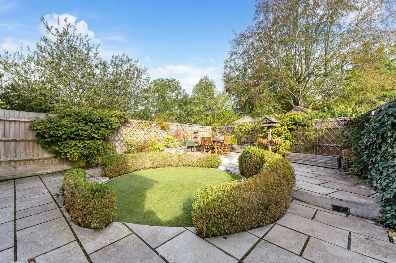 Meadow Bank, Farnham, GU9, photo 14