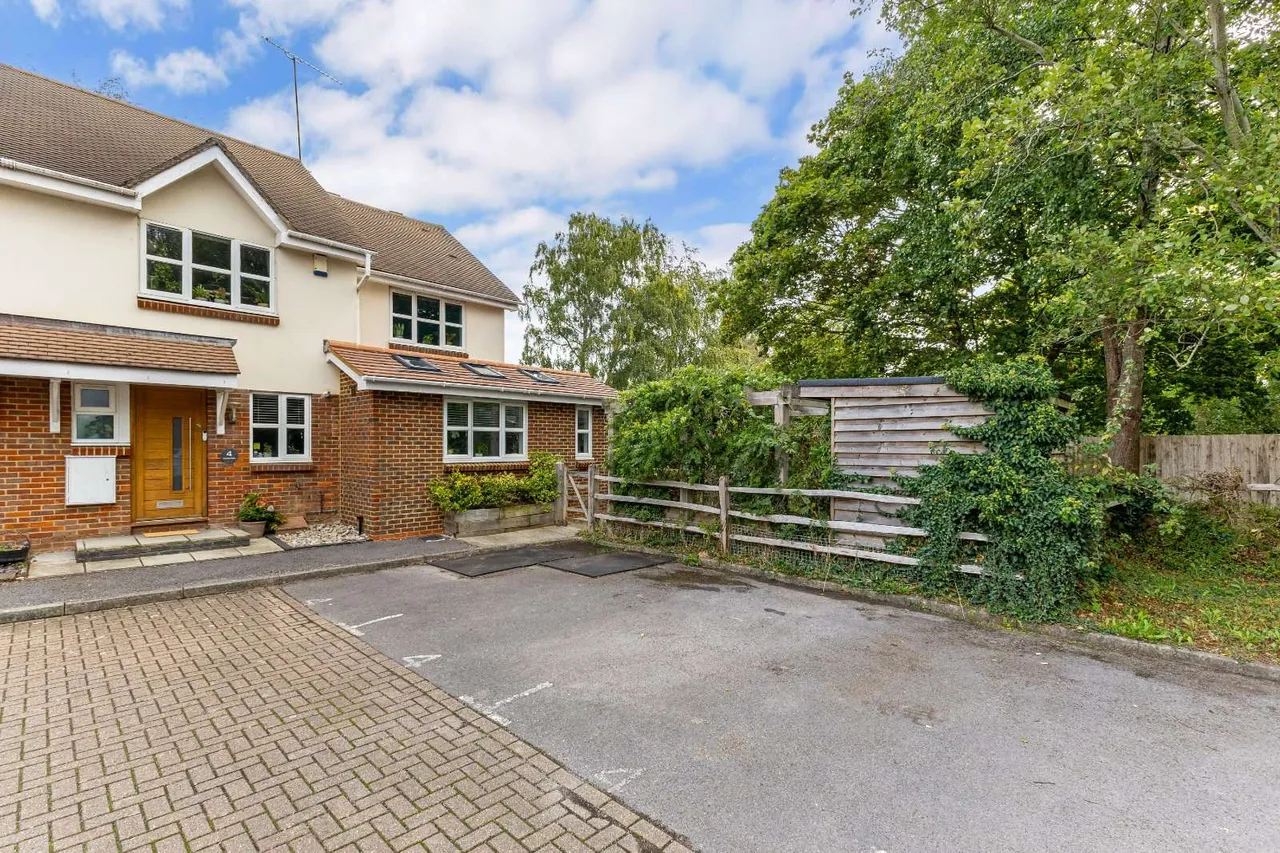 4 bed house for sale, Meadow Bank, Farnham, GU9