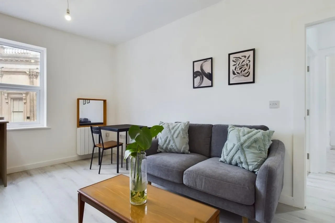 2 bed flat to rent — Sandgate Road, Folkestone