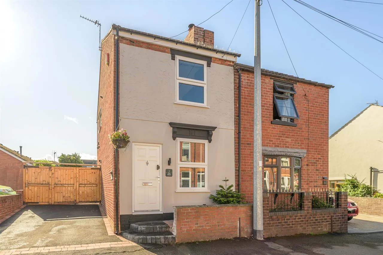 2 bed house for sale — Park Street, Kingswinford, DY6 9LX
