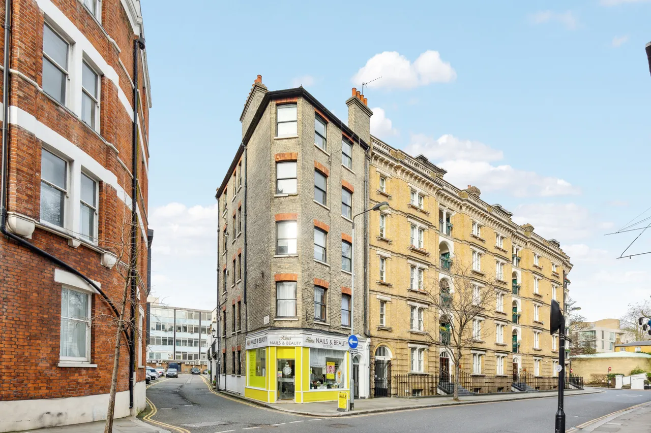 1 bed flat to rent, Mall Chambers, Kensington Mall, W8