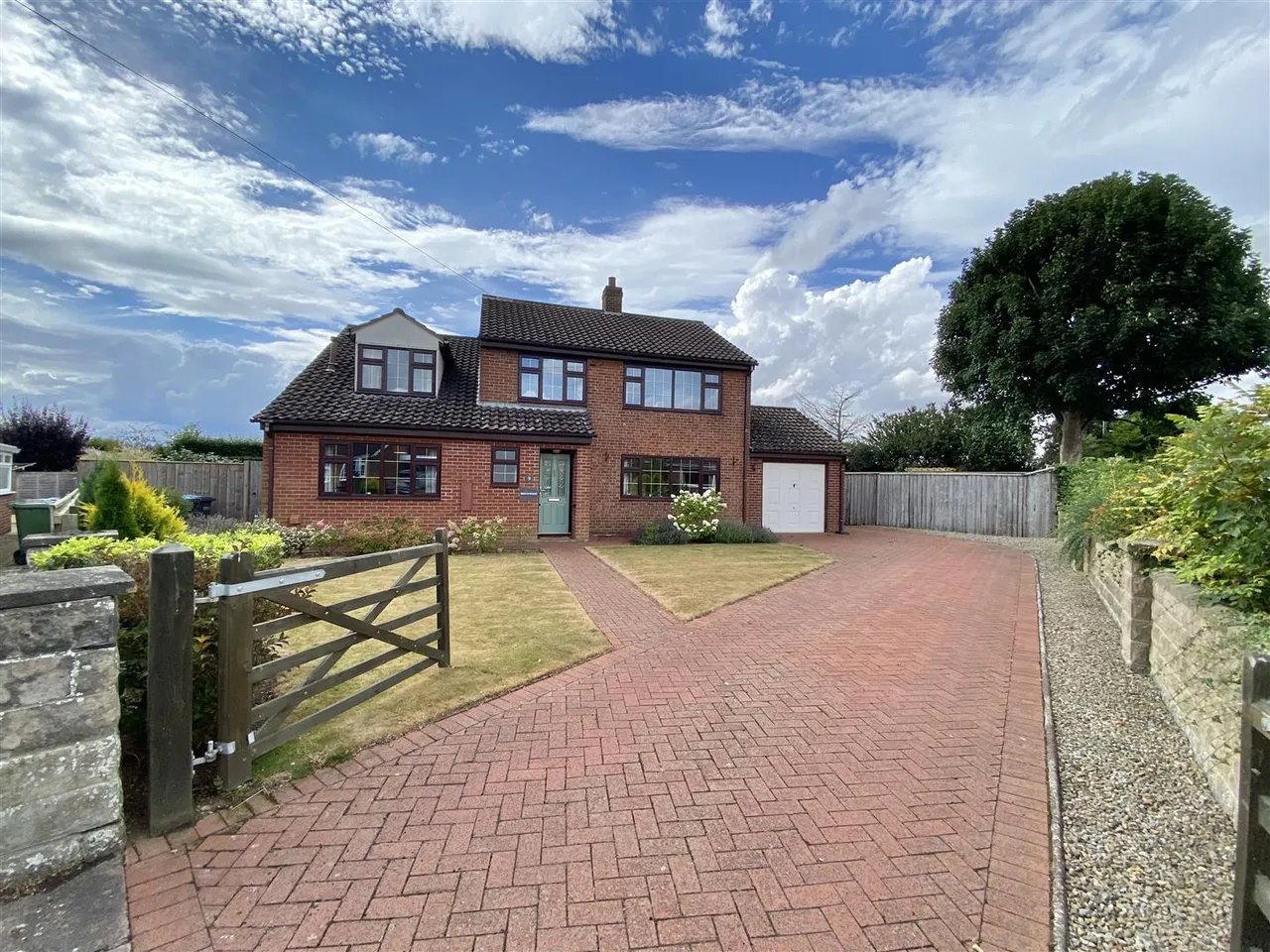 4 bed house for sale, Meadow Drive, Scruton