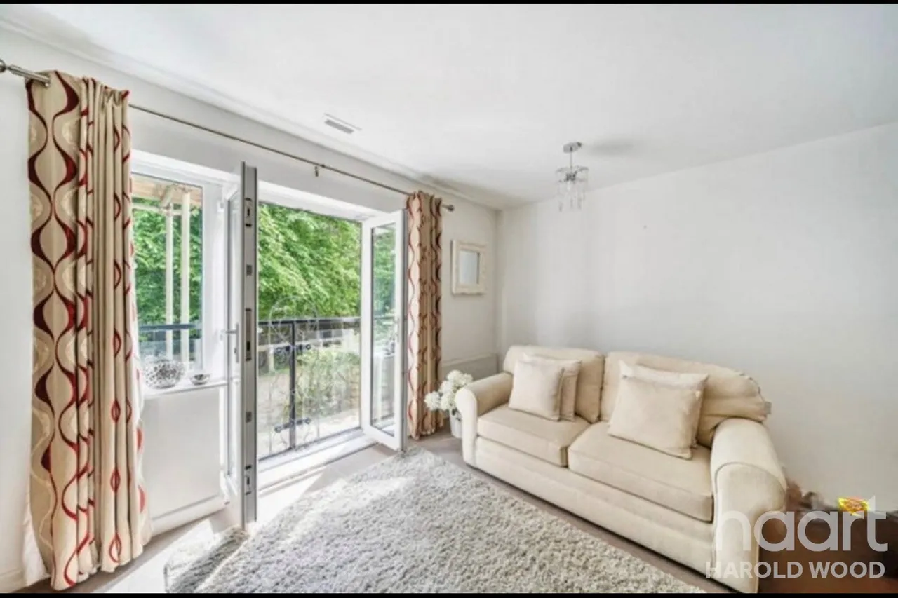 Ingrebourne Avenue, Harold Hill, RM3, photo 4