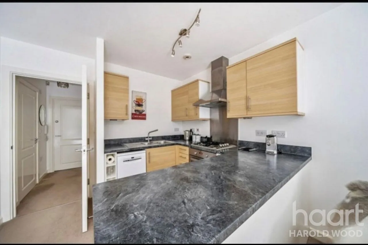 Ingrebourne Avenue, Harold Hill, RM3, photo 5
