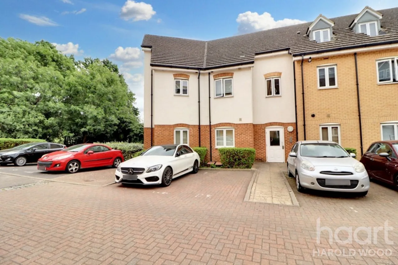 2 bed flat for sale, Ingrebourne Avenue, Harold Hill, RM3