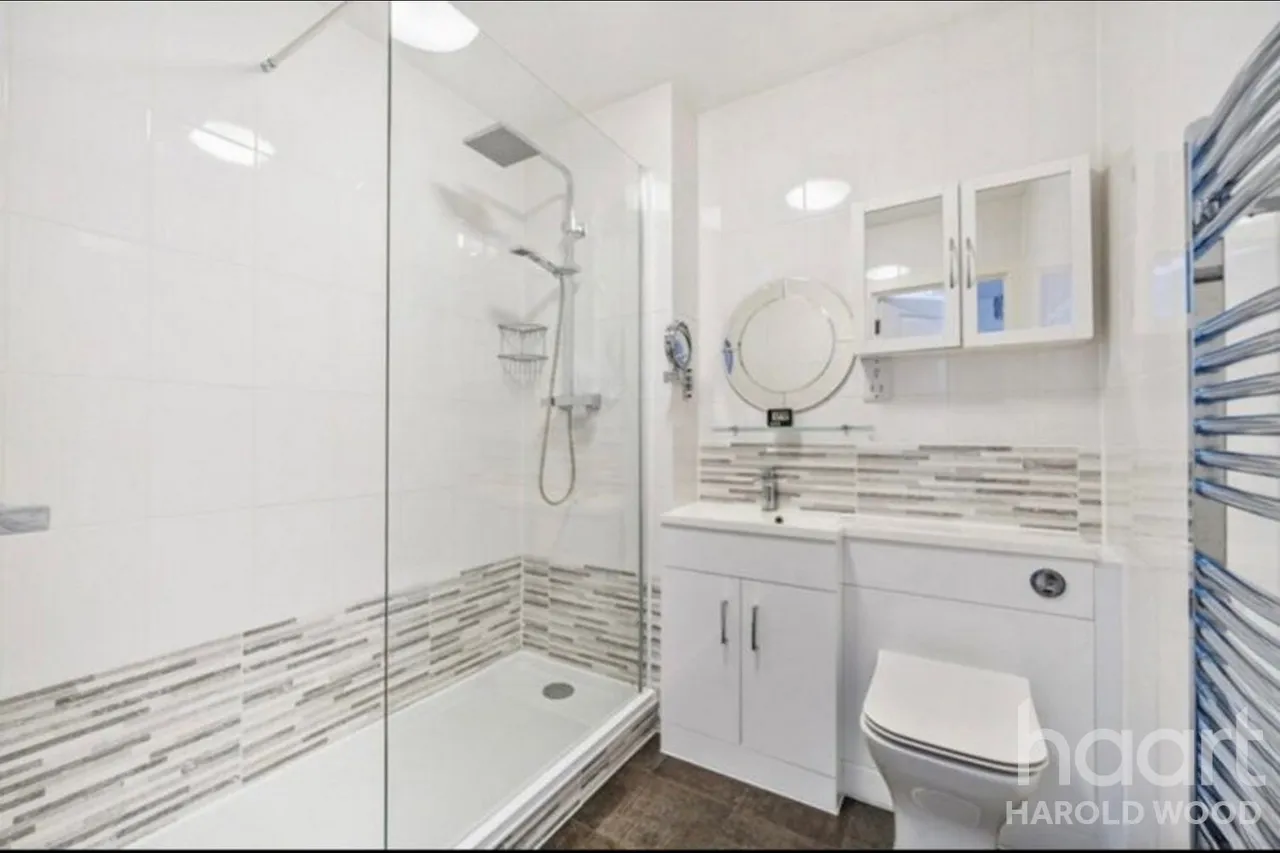 Ingrebourne Avenue, Harold Hill, RM3, photo 6