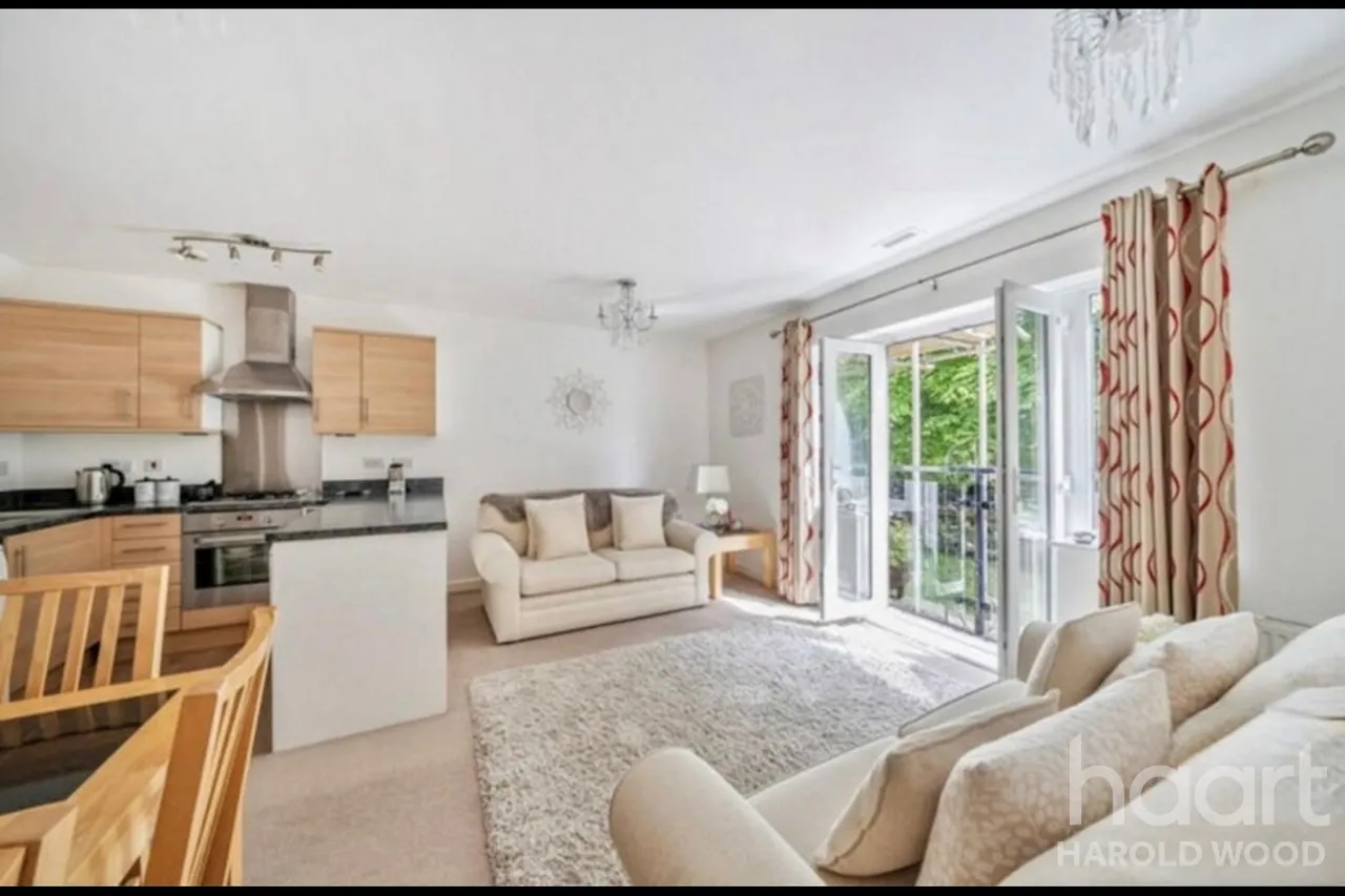 Ingrebourne Avenue, Harold Hill, RM3, photo 7