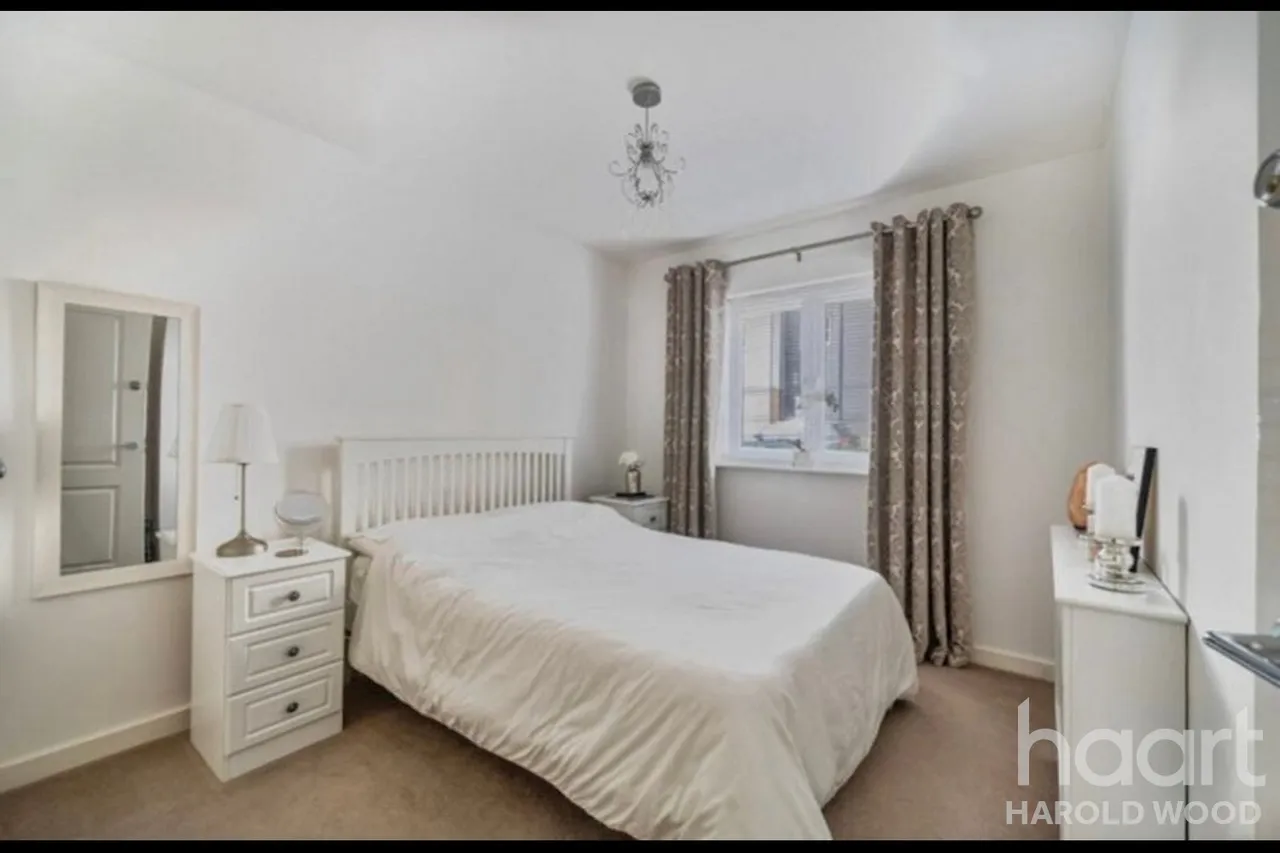 Ingrebourne Avenue, Harold Hill, RM3, photo 8