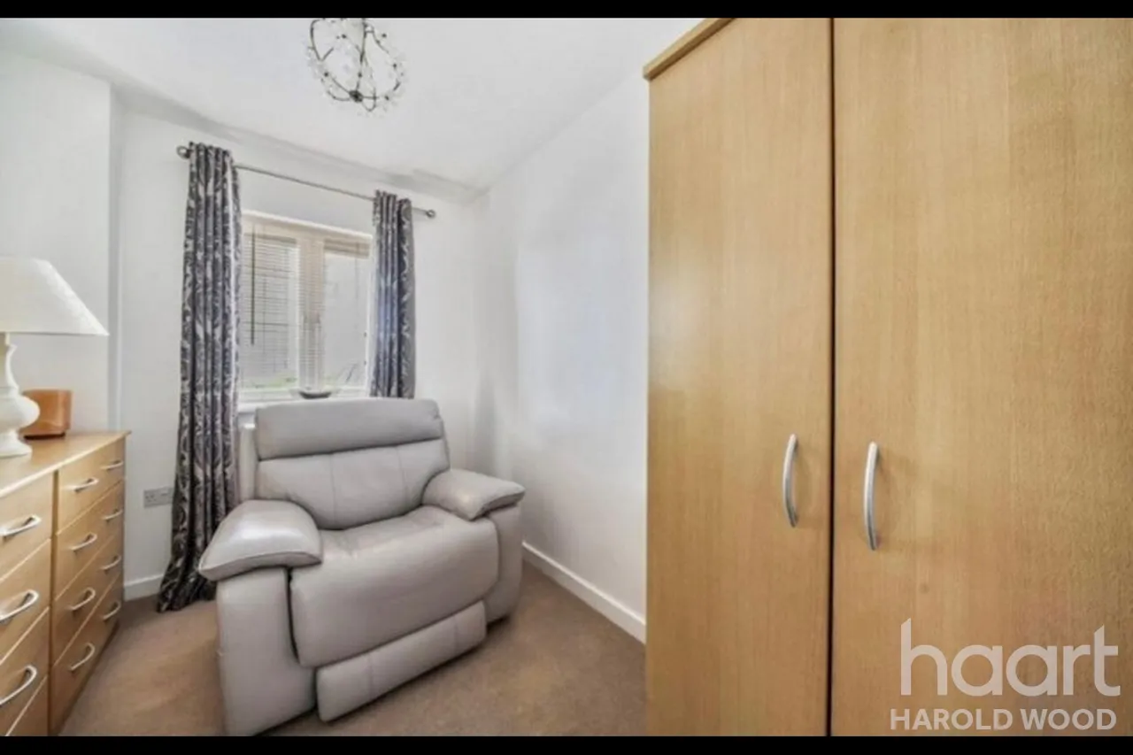 Ingrebourne Avenue, Harold Hill, RM3, photo 9
