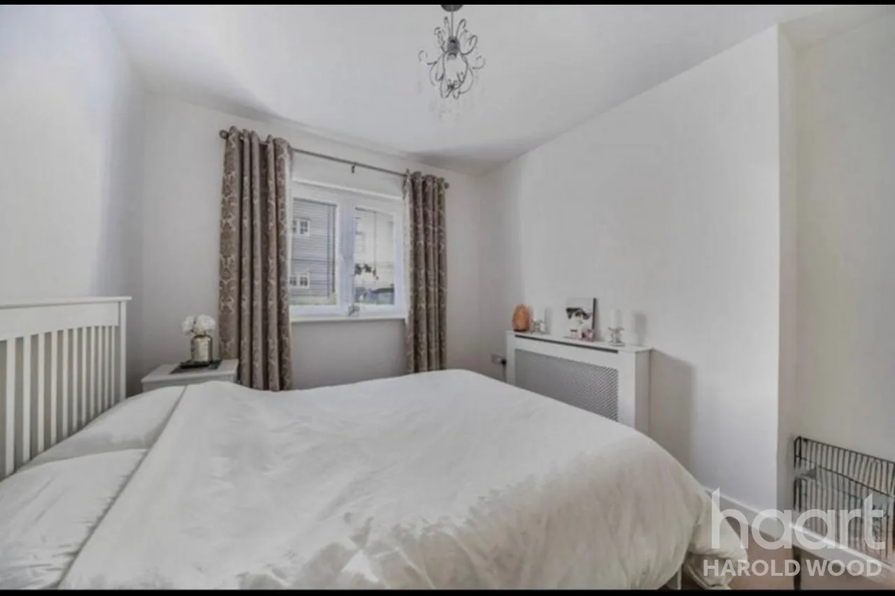 Ingrebourne Avenue, Harold Hill, RM3, photo 10