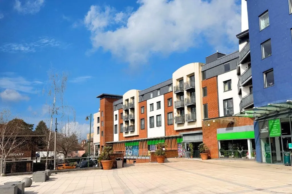 2 bed flat for sale — Lower Tanbridge Way, Horsham, West Sussex RH12 1PS