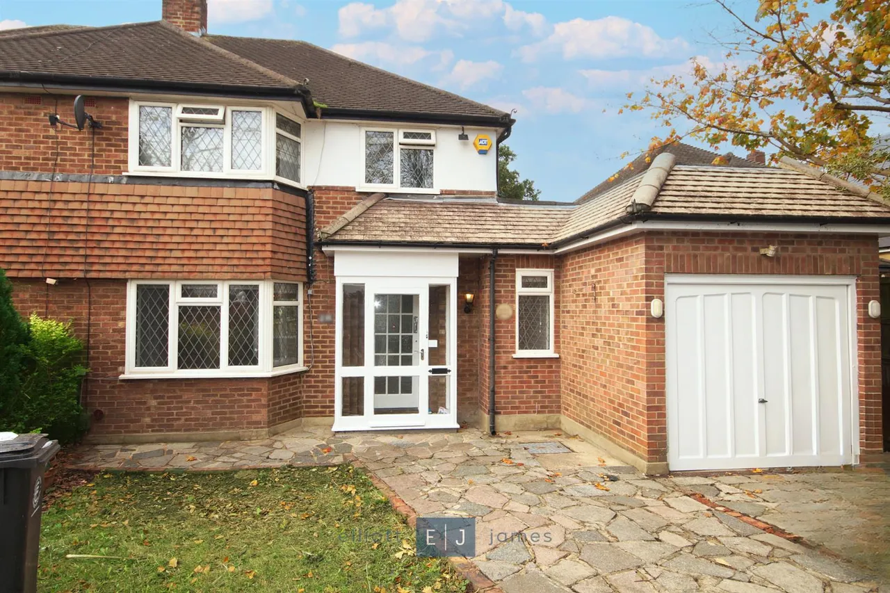 3 bed house to rent — Fencepiece Road, Chigwell