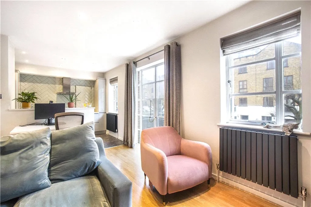 2 bed flat to rent, Roy Square, London, E14