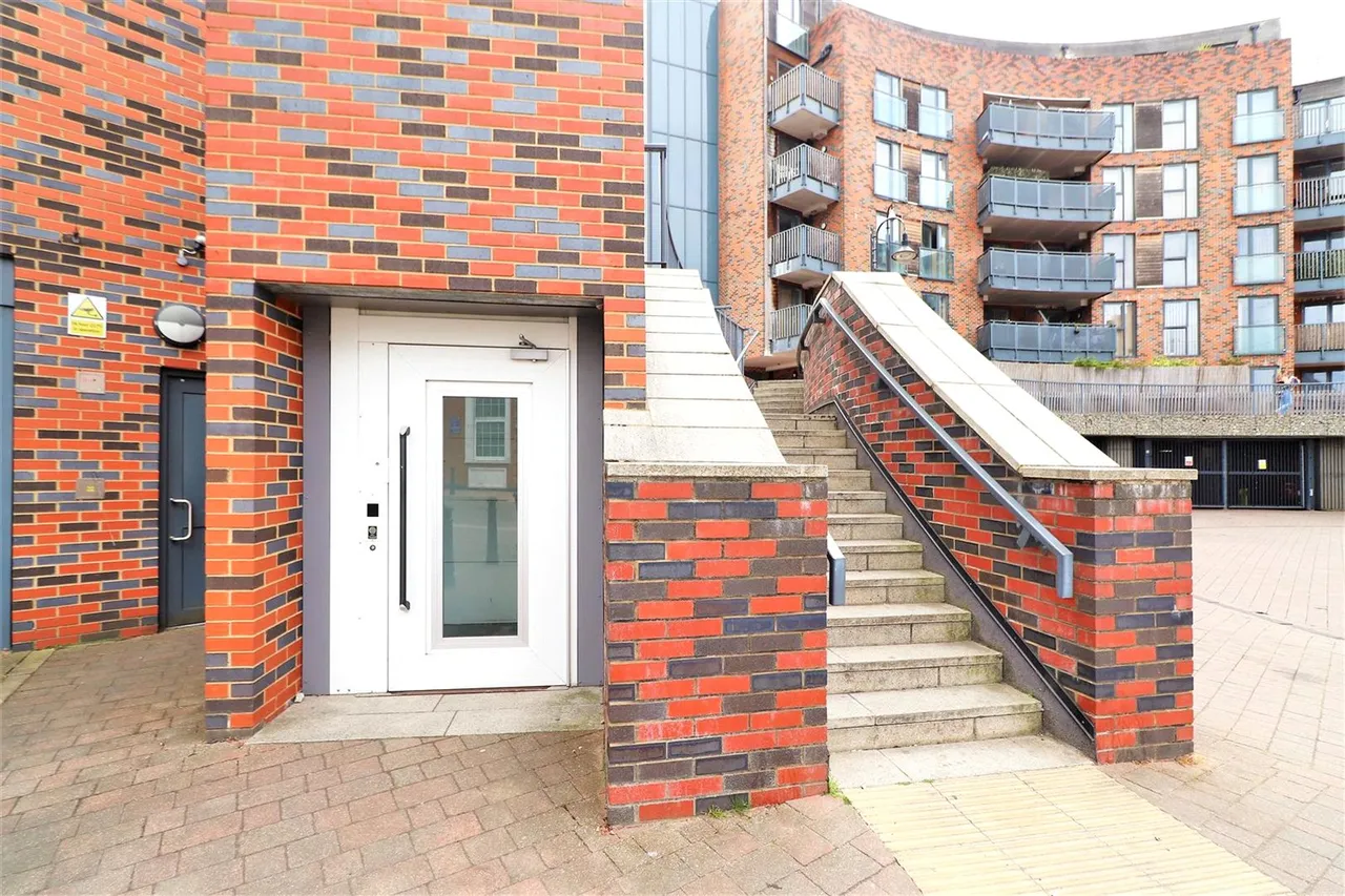 Townhall Square, Crayford, DA1, photo 3