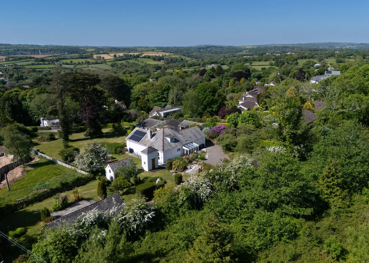 Delightful detached home in a sought after location, Perranwell Station, photo 3