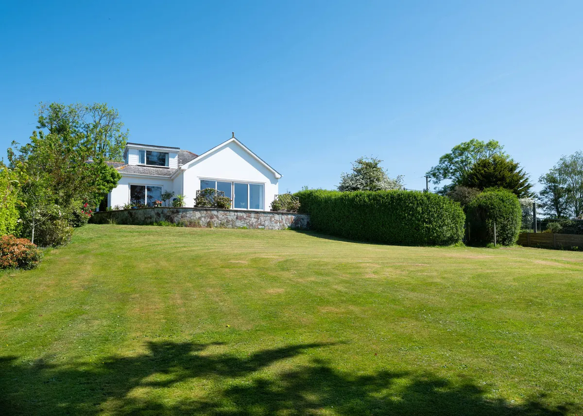 Delightful detached home in a sought after location, Perranwell Station, photo 2