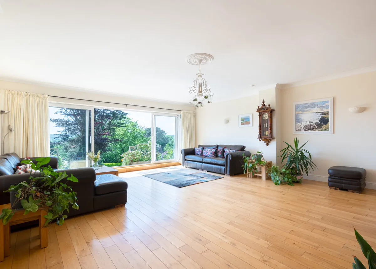 Delightful detached home in a sought after location, Perranwell Station, photo 4