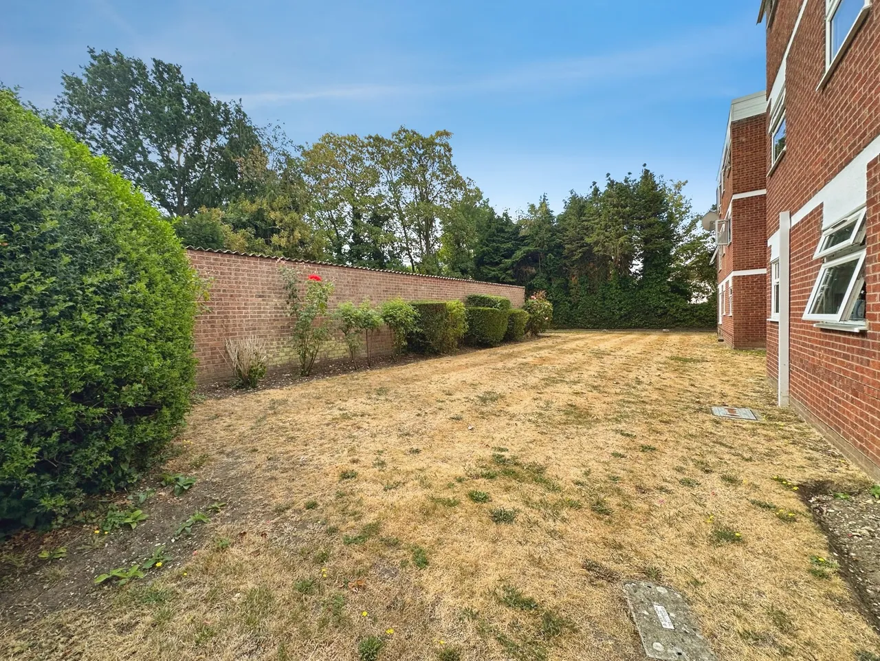 Fleet Road, Fleet, Hampshire, GU51 3PH, photo 6