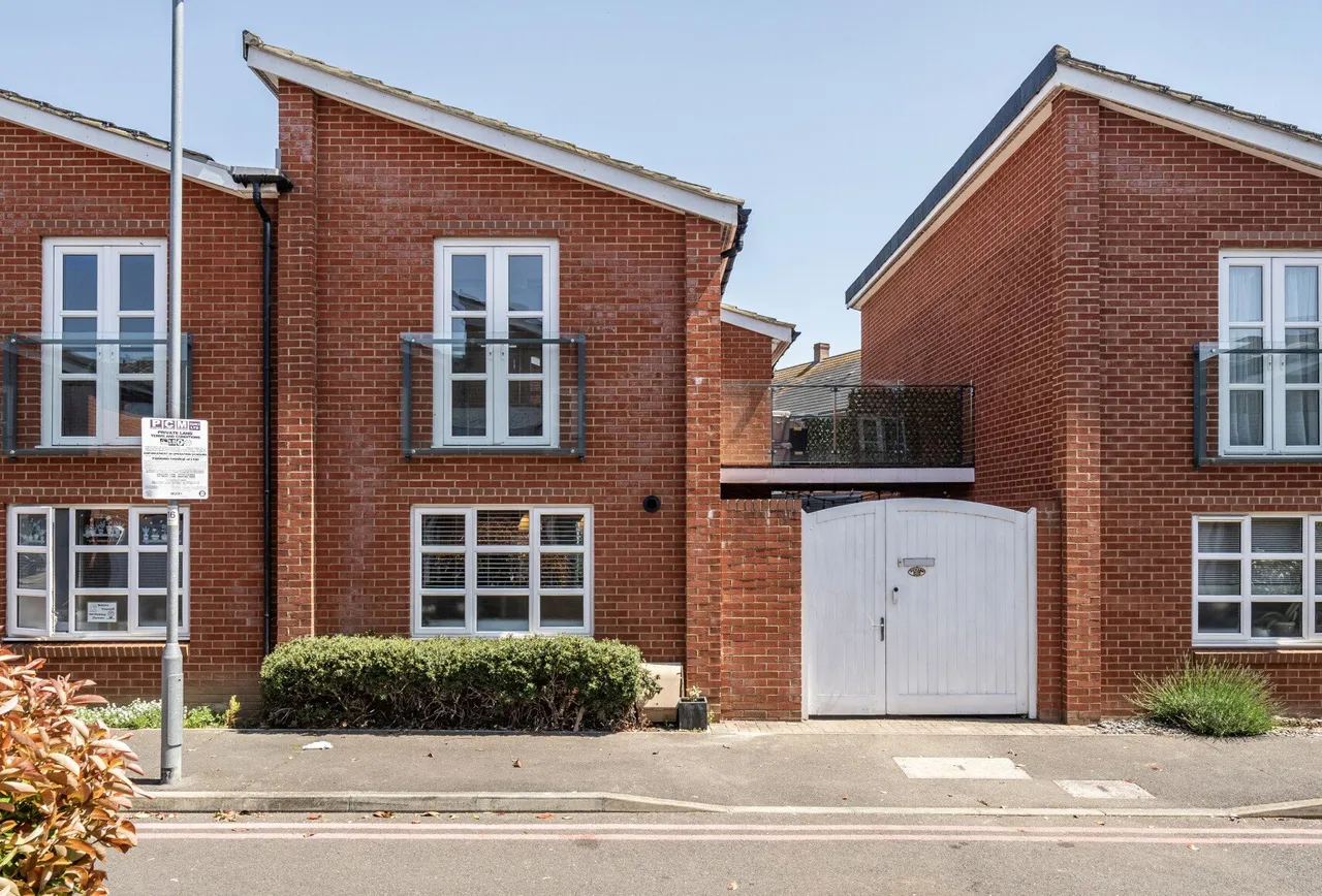2 bed house for sale — Furlong Avenue, Mitcham, CR4 3GF