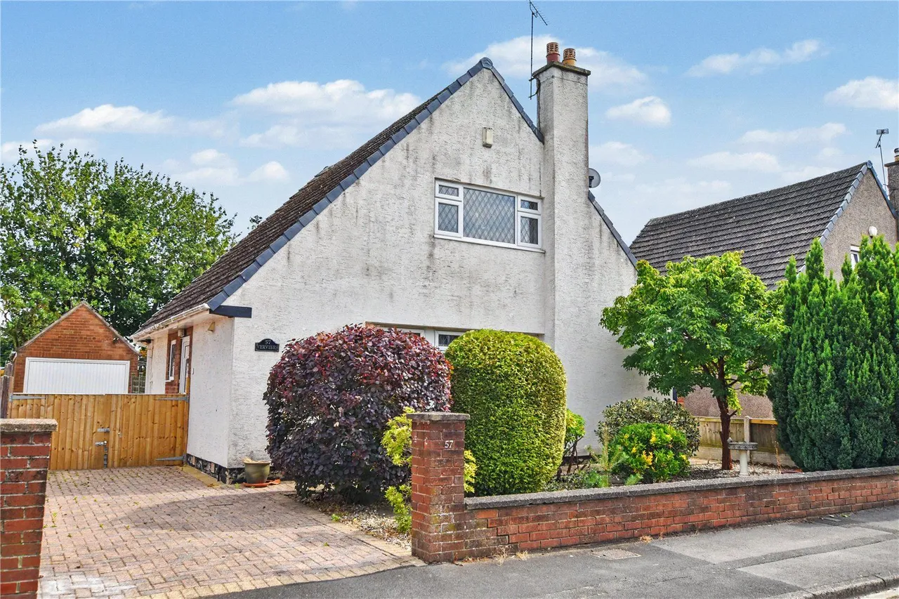 2 bed house for sale, The Roundway, Morley, LS27