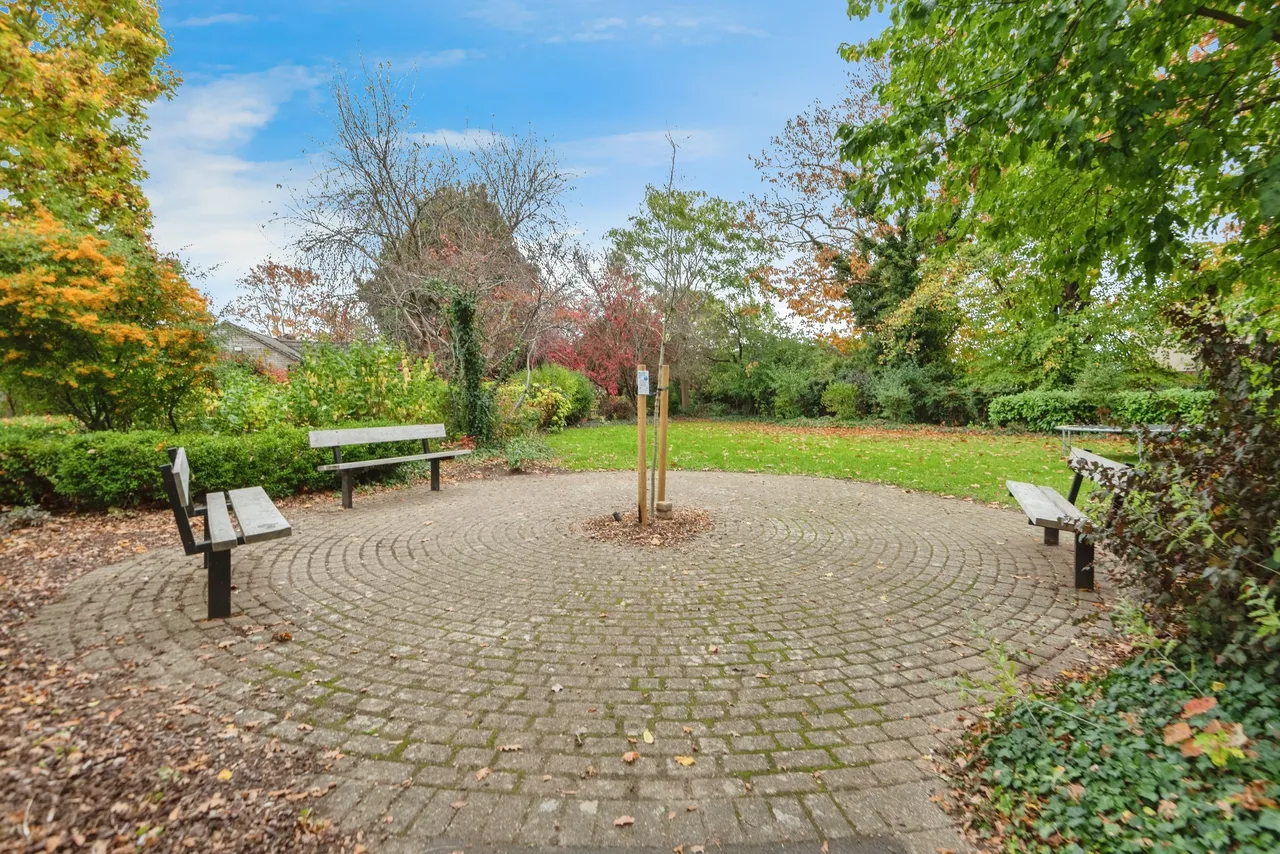 Chichester Close, Hampton, TW12, photo 4