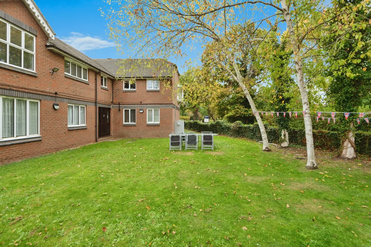 Chichester Close, Hampton, TW12, photo 2