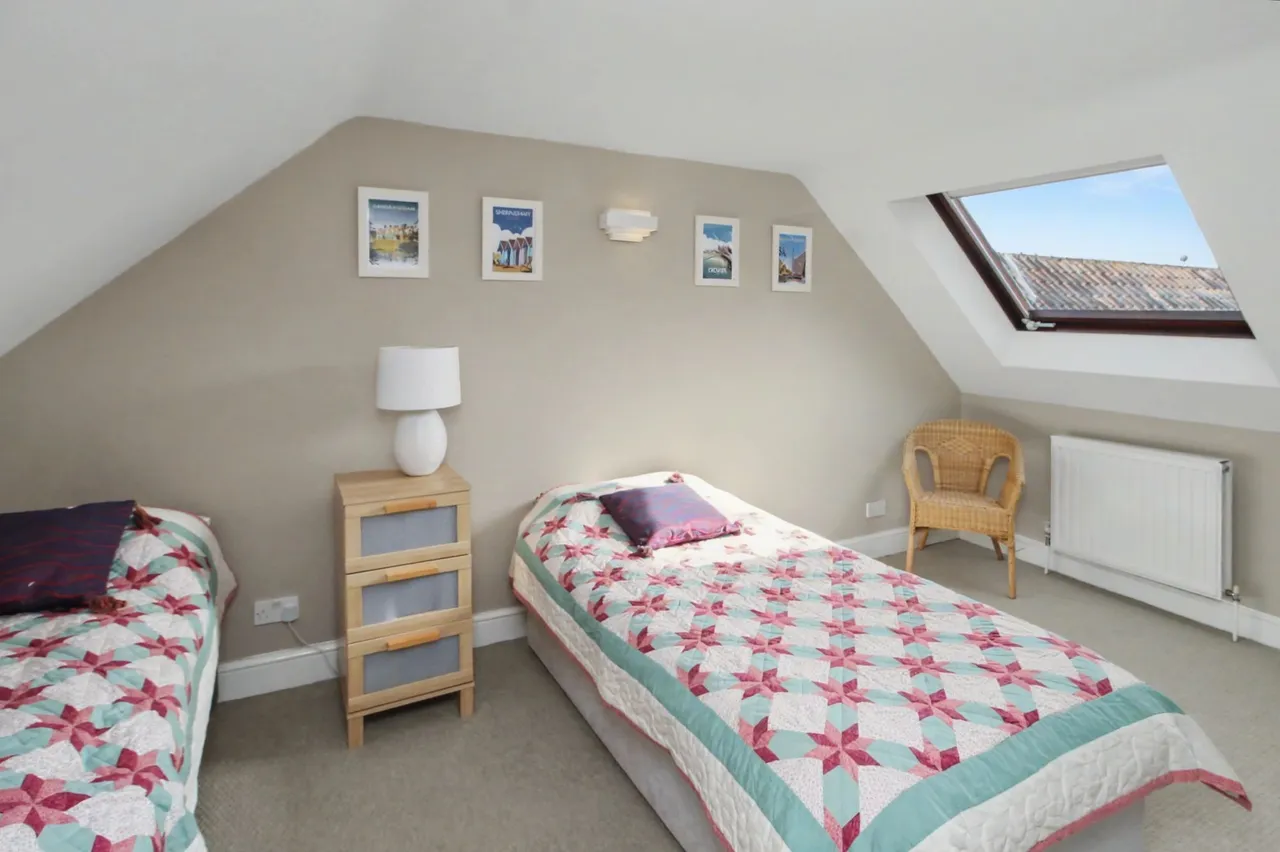 Private and Convenient Home in the He, photo 8