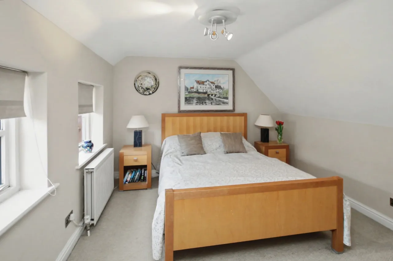 Private and Convenient Home in the He, photo 5