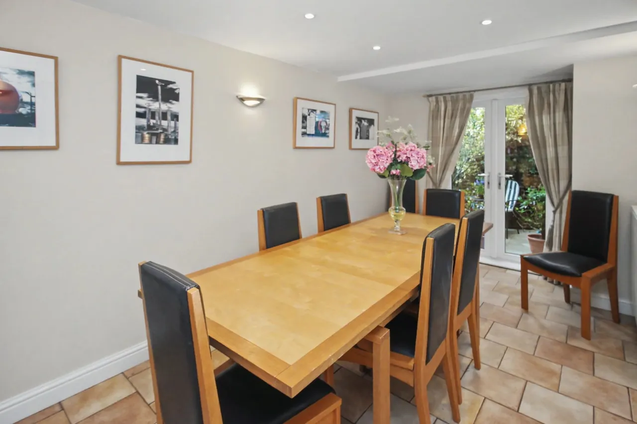 Private and Convenient Home in the He, photo 4