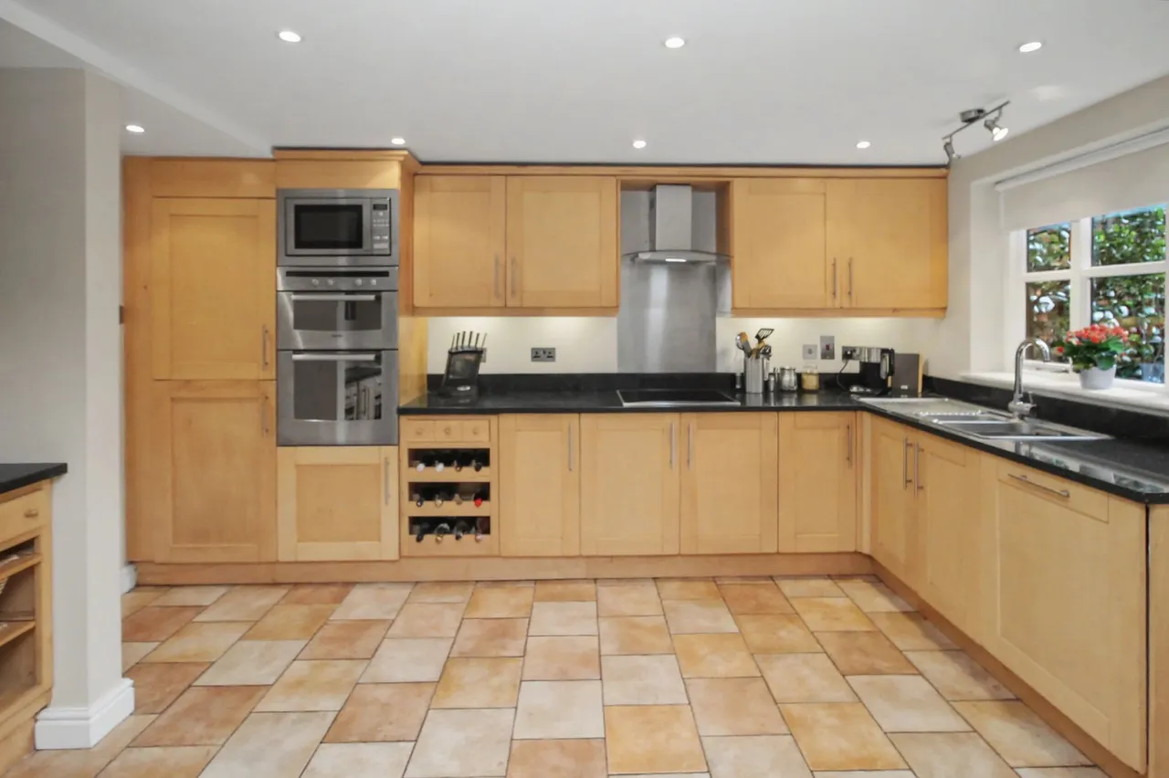 Private and Convenient Home in the He, photo 3