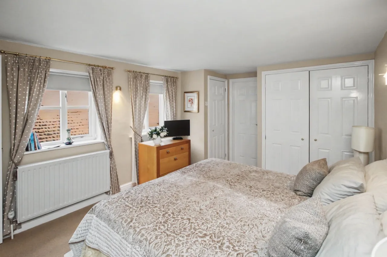 Private and Convenient Home in the He, photo 6