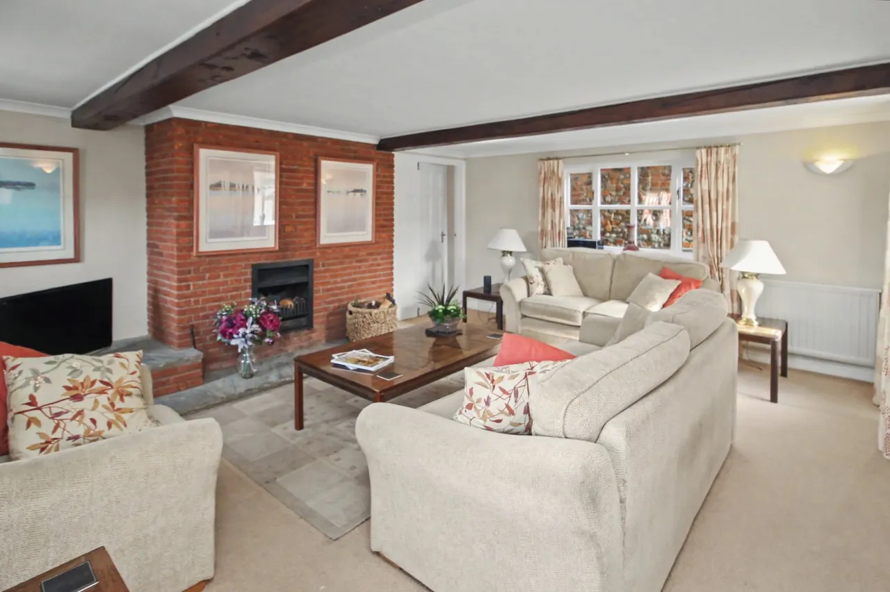 Private and Convenient Home in the He, photo 2