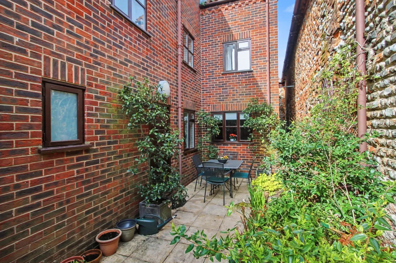 Private and Convenient Home in the He, photo 11