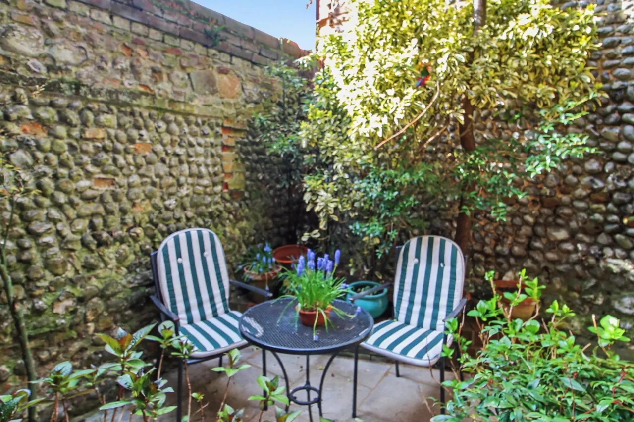 Private and Convenient Home in the He, photo 10