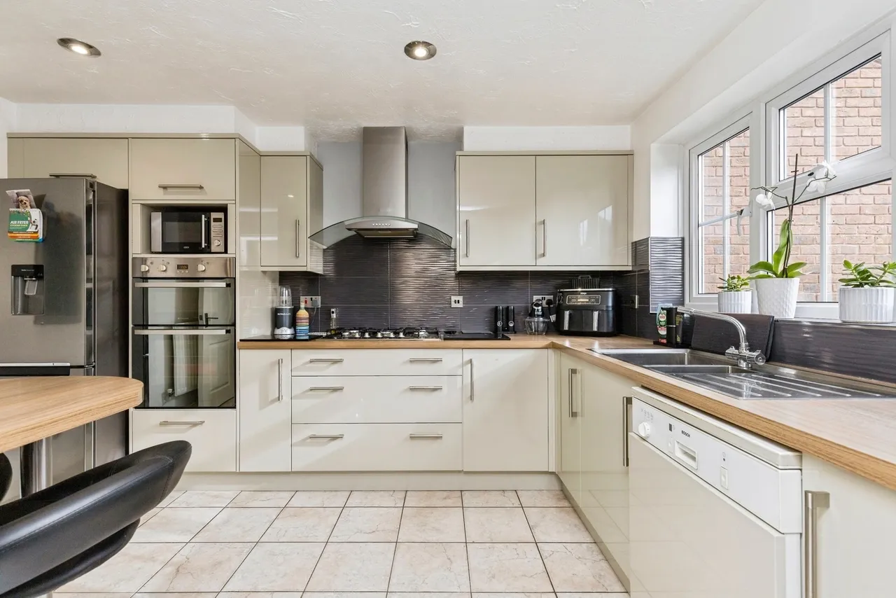 Moorland Road, Maidenbower, RH10, photo 2