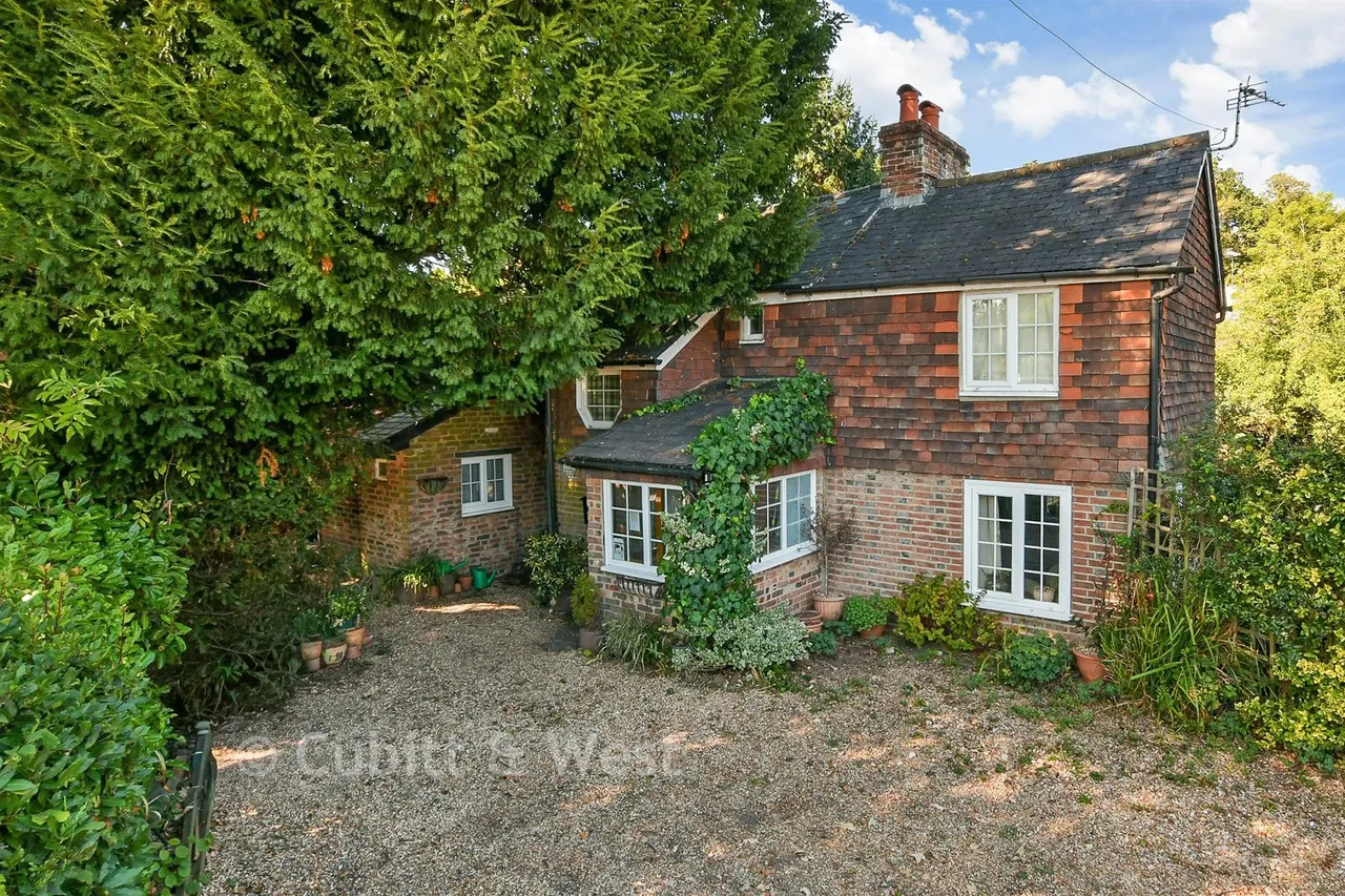 4 bed character property for sale, Ifield Street, Ifield, RH11