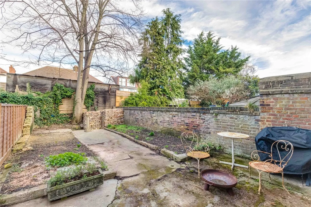 Clifford Gardens, London, NW10, photo 2
