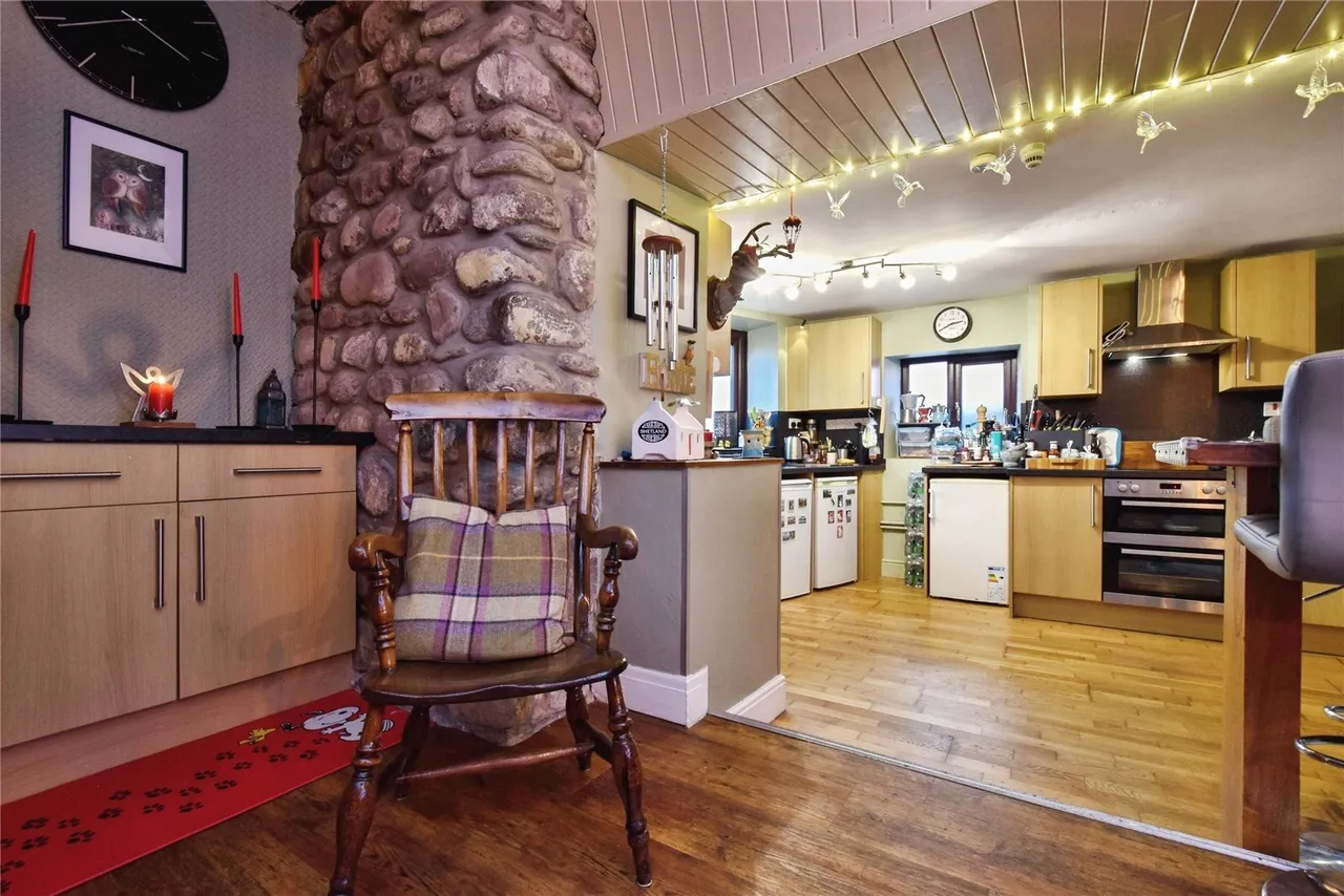 Queens Square, Llangadog, SA19, photo 12