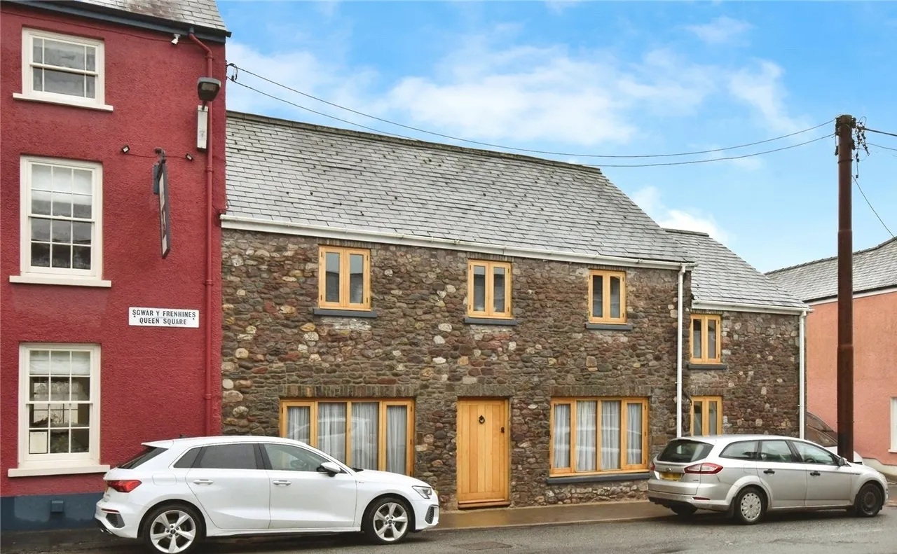 Queens Square, Llangadog, SA19, photo 9