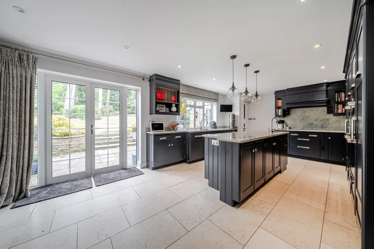Manor Gardens, Farnham, GU10, photo 2