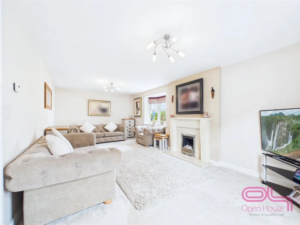 Cranfield Avenue, Church Gresley, DE11, photo 5