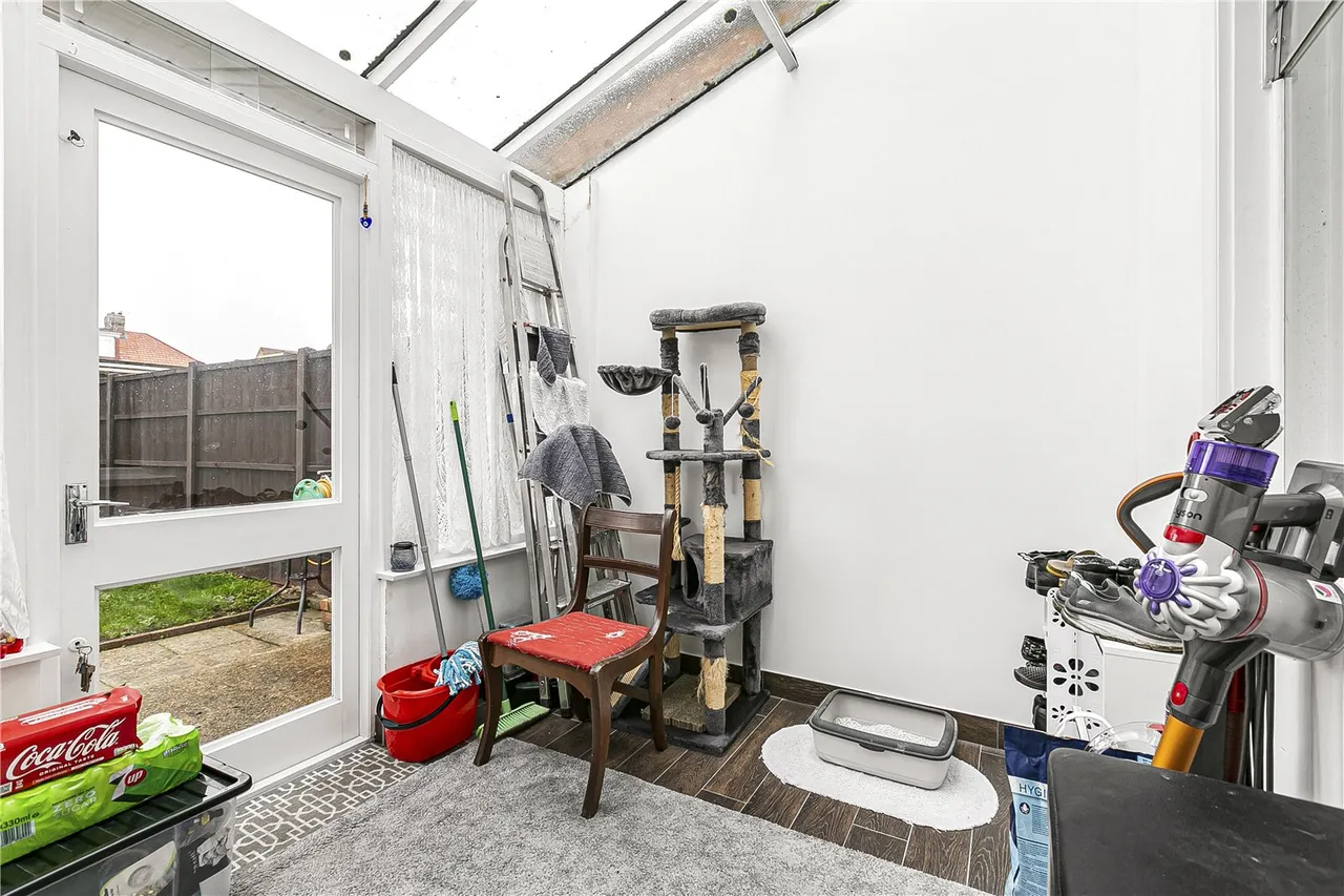 Connaught Avenue, Hounslow, TW4, photo 14