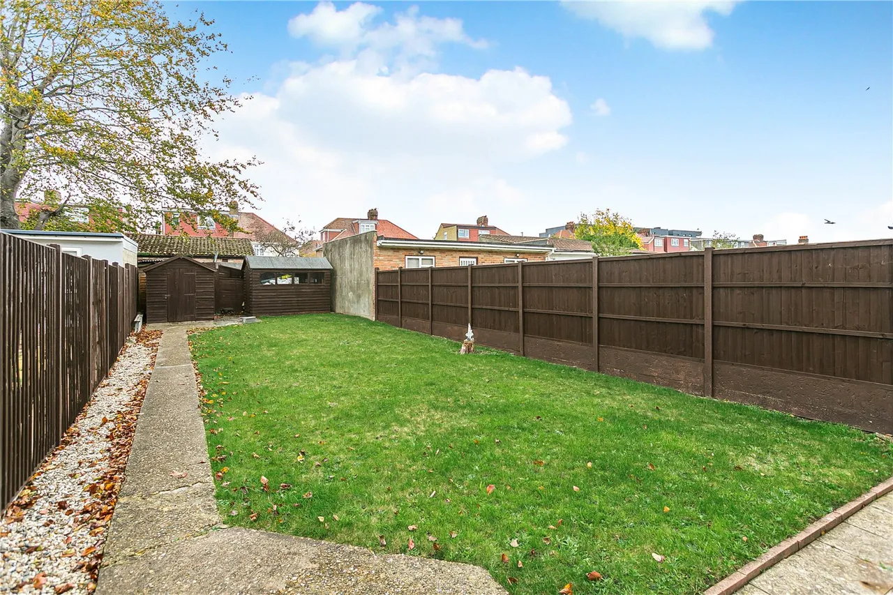 Connaught Avenue, Hounslow, TW4, photo 17